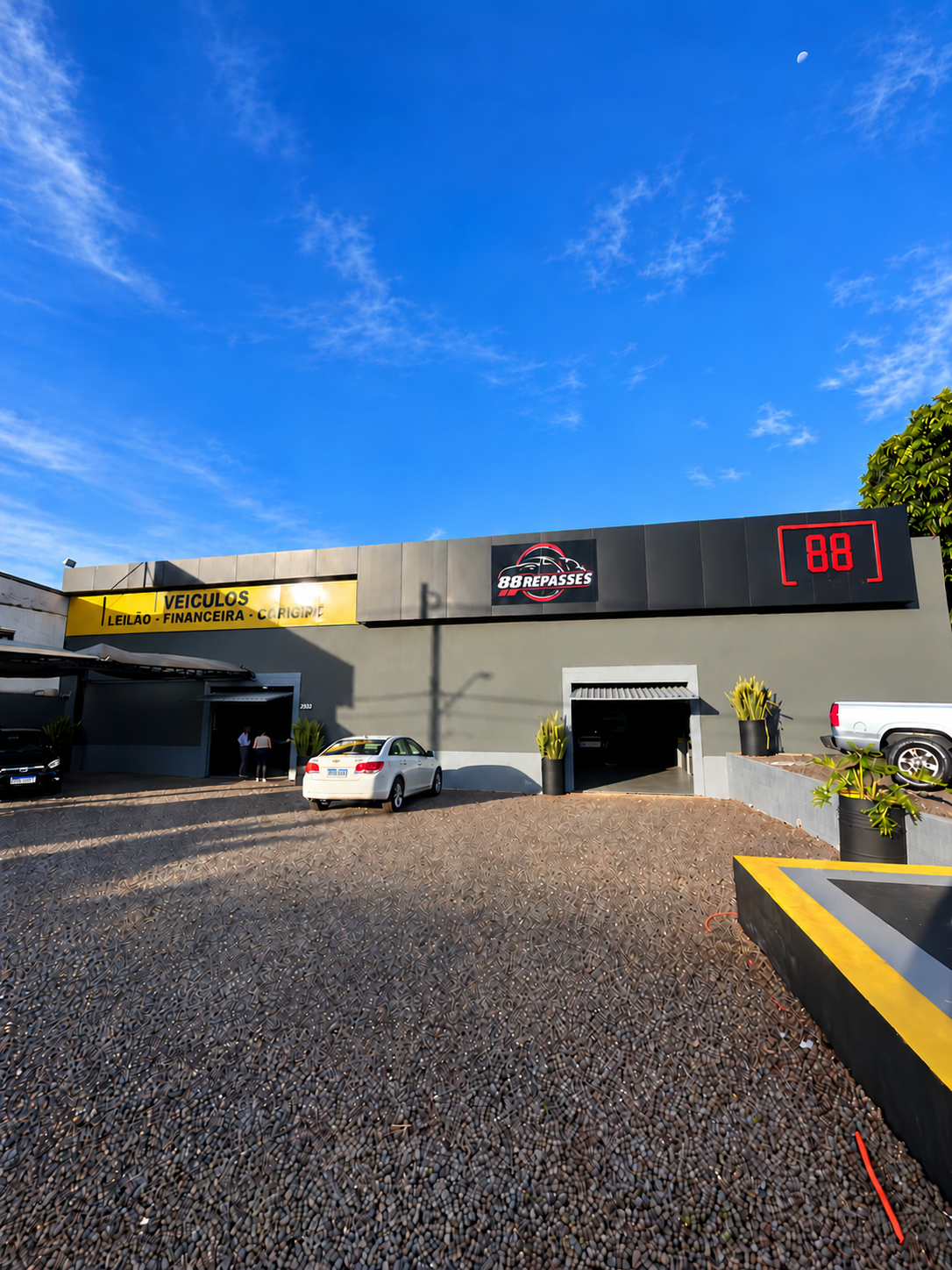 Letreiro da 88 Motor's na fachada da loja